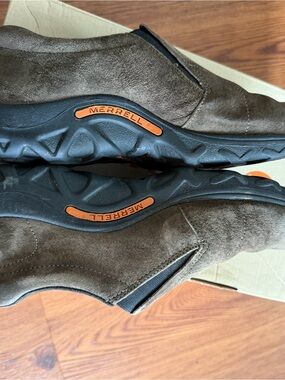 Merrell Men’s Brown Suede Chukka Boots with Black Soles and Orange Accents